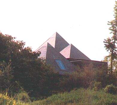 Piramidy w Aszramie Osho